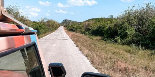 Tijdens deze onvergetelijke 7 uur in een luxe en comfortabele 4x4 jeep verken je enkele van de meest adembenemende plekken op Curaçao. Het avontuur begint zodra we de beschaafde wereld achter ons laten en off-road gaan op de zanderige vlaktes van San Pedro, waar we je meenemen naar de meest afgelegen hoeken van Bandabou.