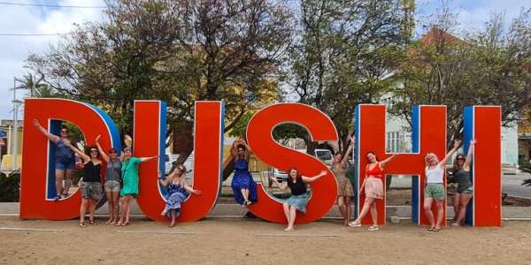De roodblauwe ‘Dushi’ letters staan in het centrum van Willemstad in de wijk Punda in het ‘Koningin Wilhelminapark’ letterlijk naast de beroemde geelblauwe 'Curacao' letters. De Instagram hotspots uiteraard!